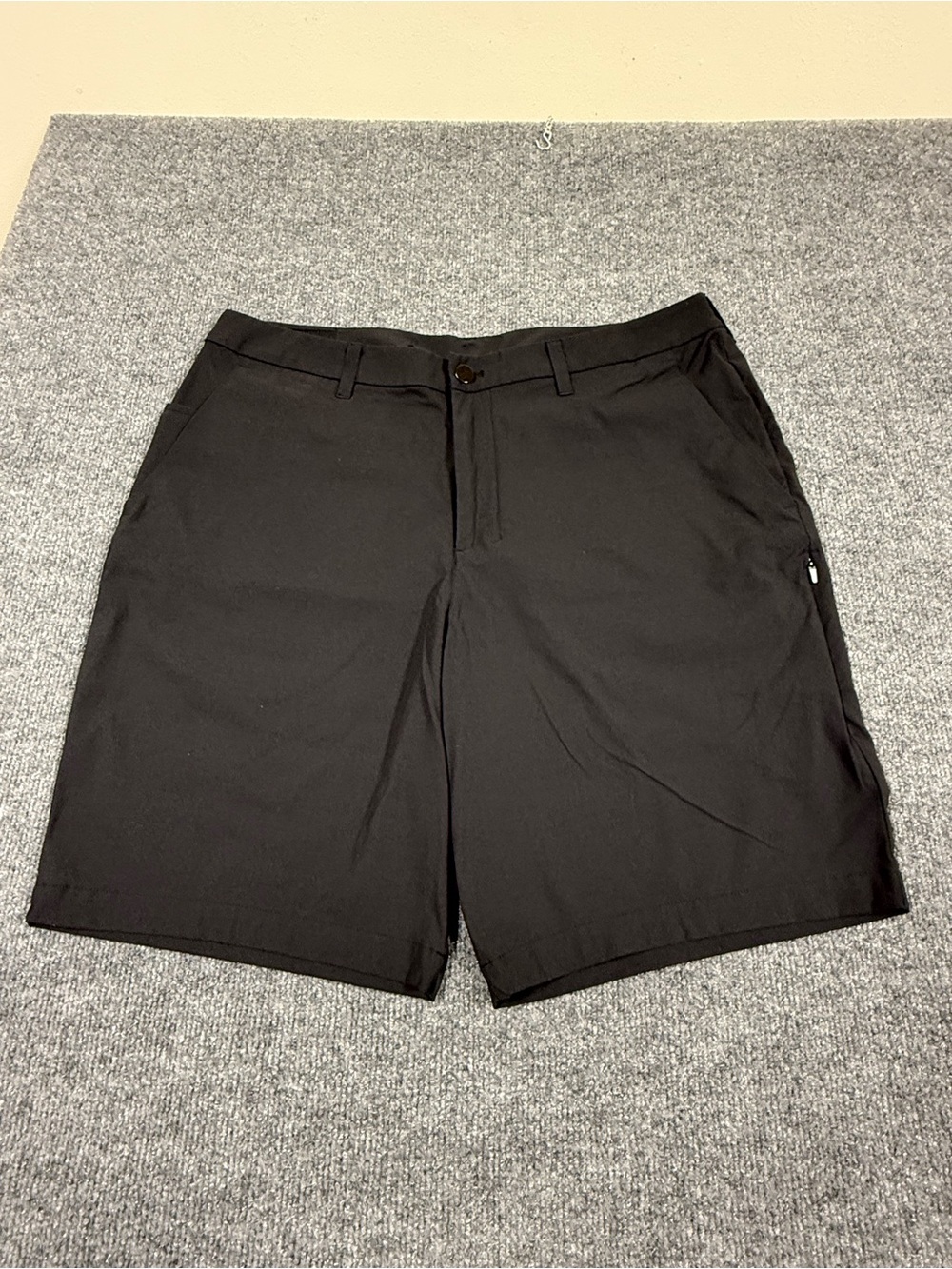 lululemon athletica Men's Black Flat-Front Performance Shorts size 36